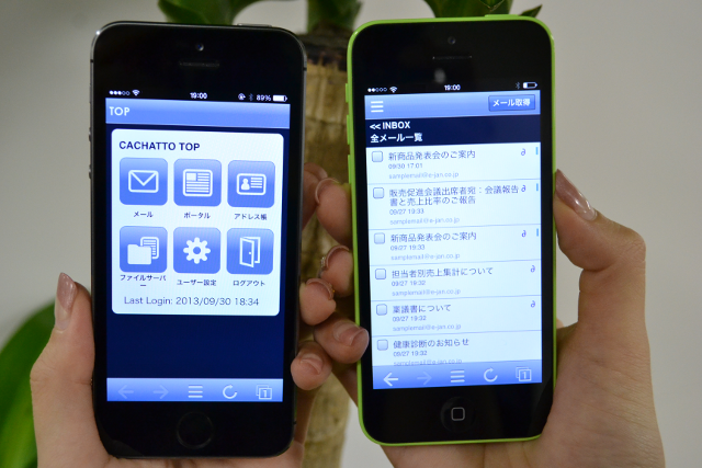 iPhone 5s （左）と iPhone 5c （右）で CACHATTO を利用する